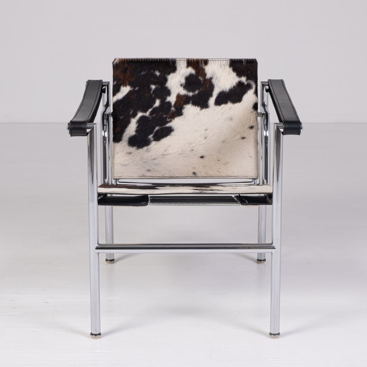Cassina LC1 Cowhide black leather 1 by Cassina, view 2 of 6, vintage, Assembly Vintage Dubai