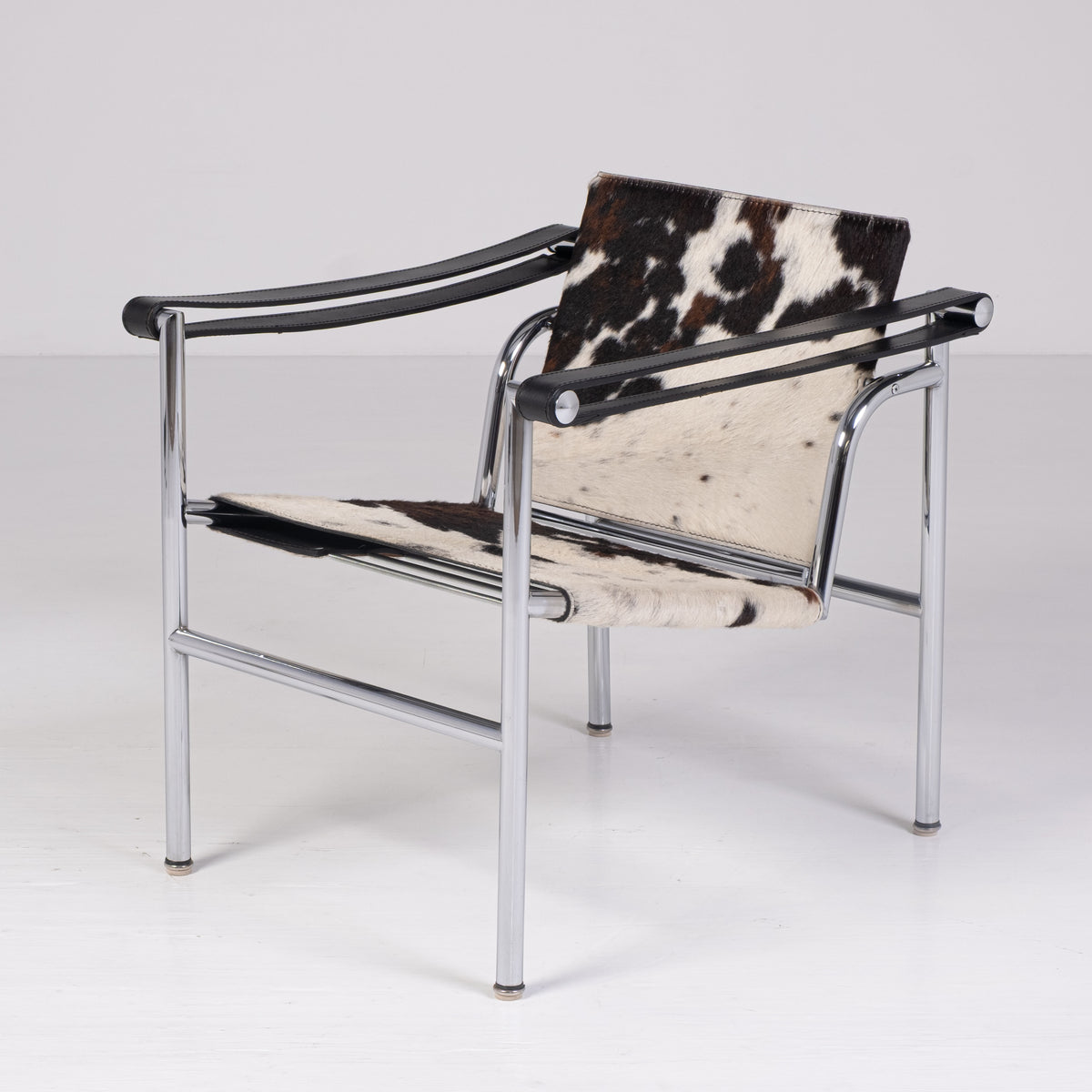 Cassina LC1 Cowhide black leather 1 by Cassina, view 1 of 6, vintage, Assembly Vintage Dubai