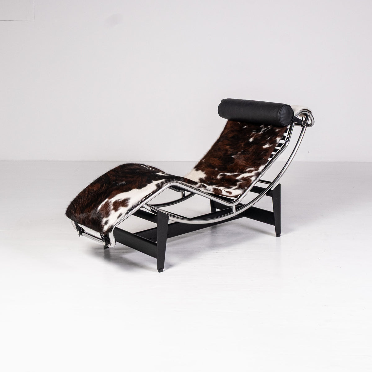 Cassina LC4 in cavallino 3, view 1 of 4, vintage, Assembly Vintage Dubai