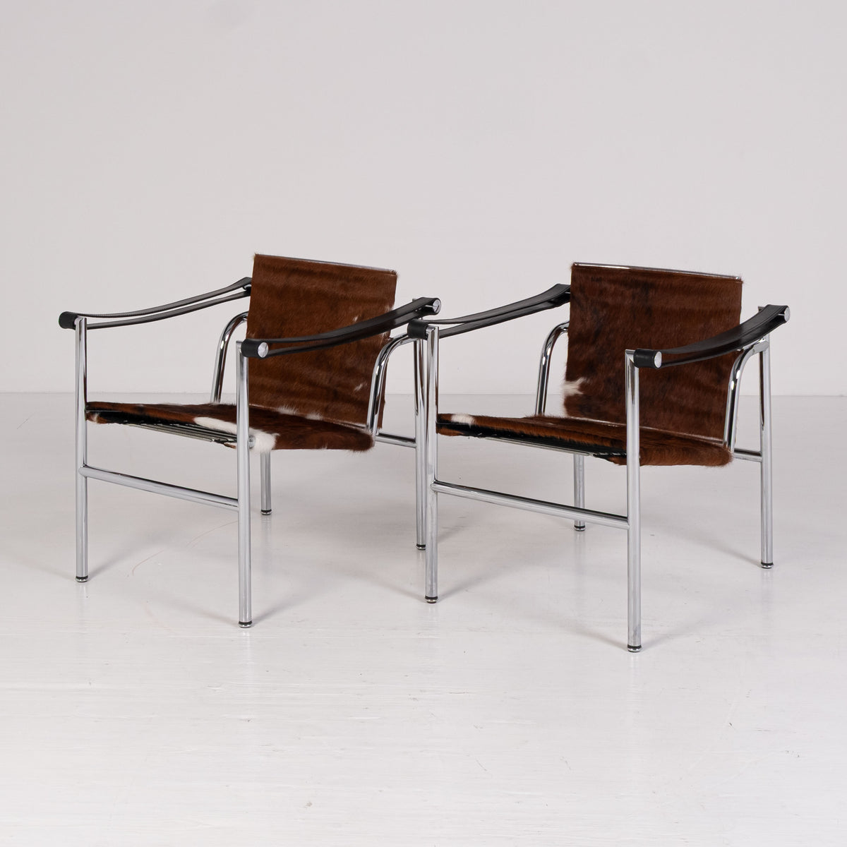 Cassina LC1 Cowhide black leather pair 1 by Cassina, view 1 of 5, vintage, Assembly Vintage Dubai
