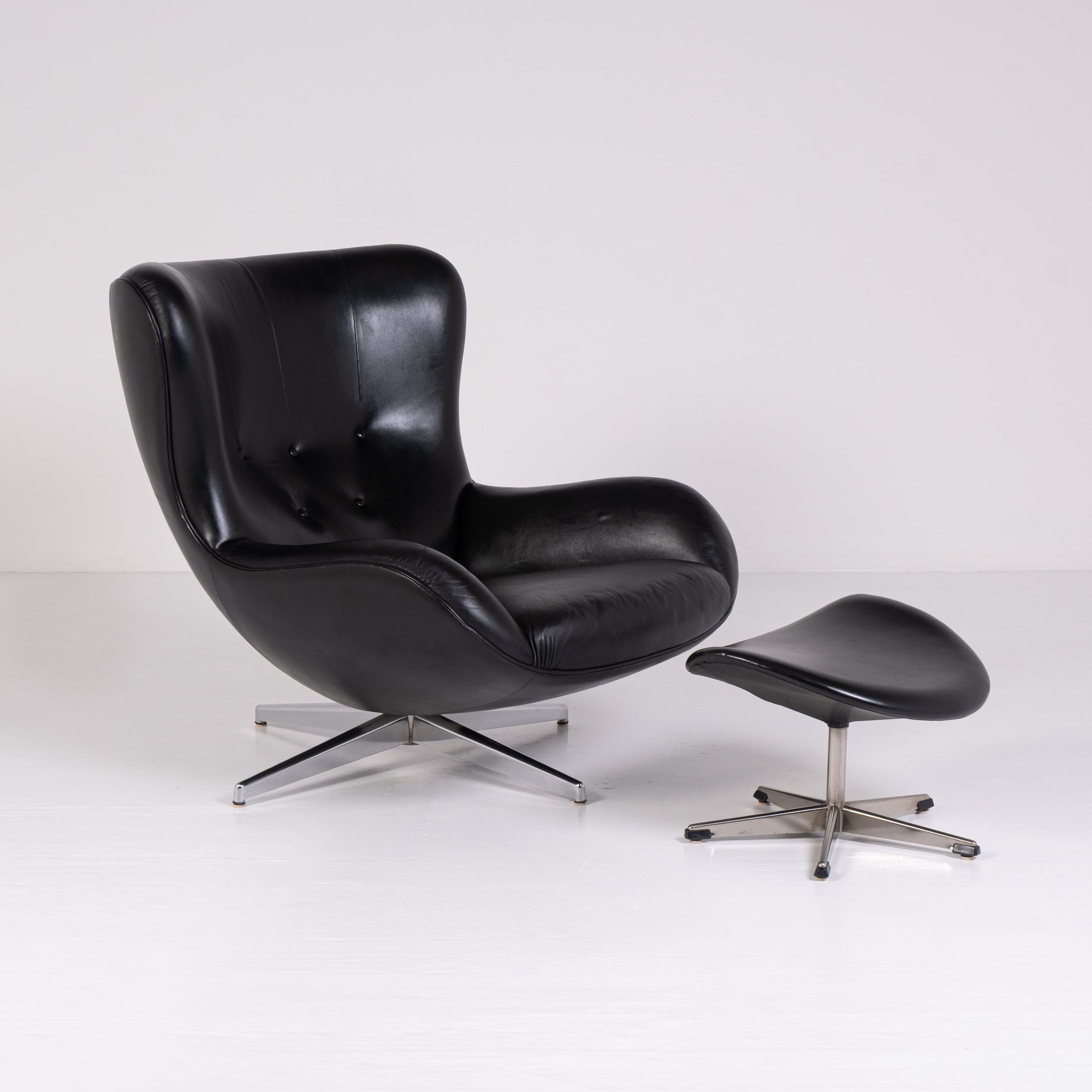 ML-214 lounge chair and Ottoman