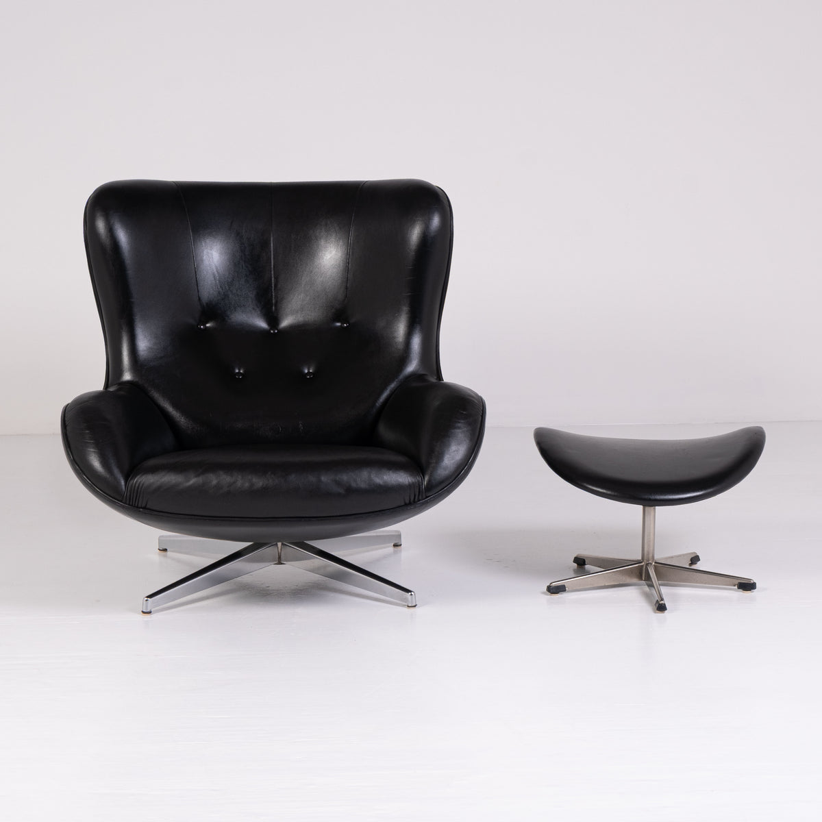 ML-214 lounge chair and Ottoman, view 1 of 8, vintage, Assembly Vintage Dubai