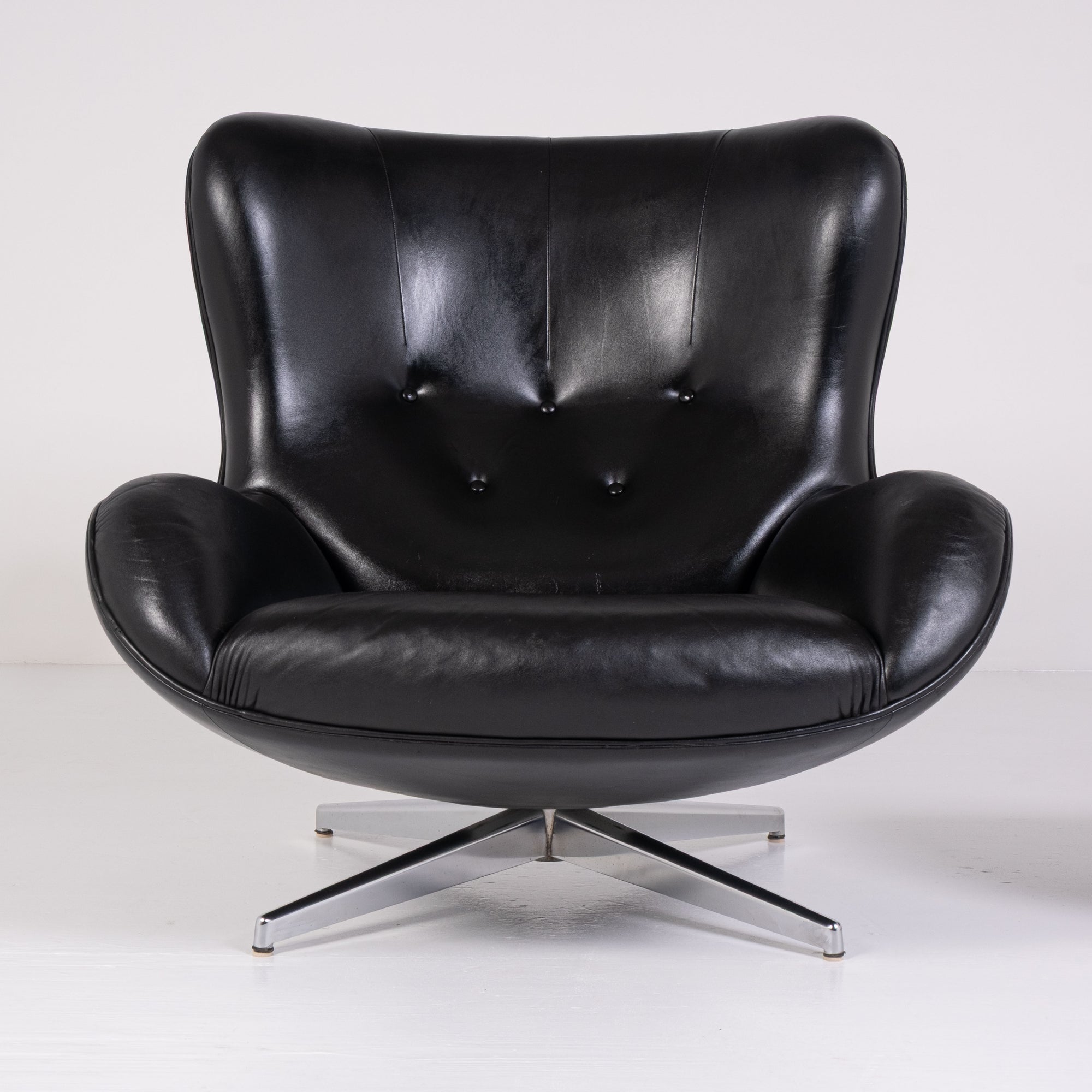 ML-214 lounge chair and Ottoman