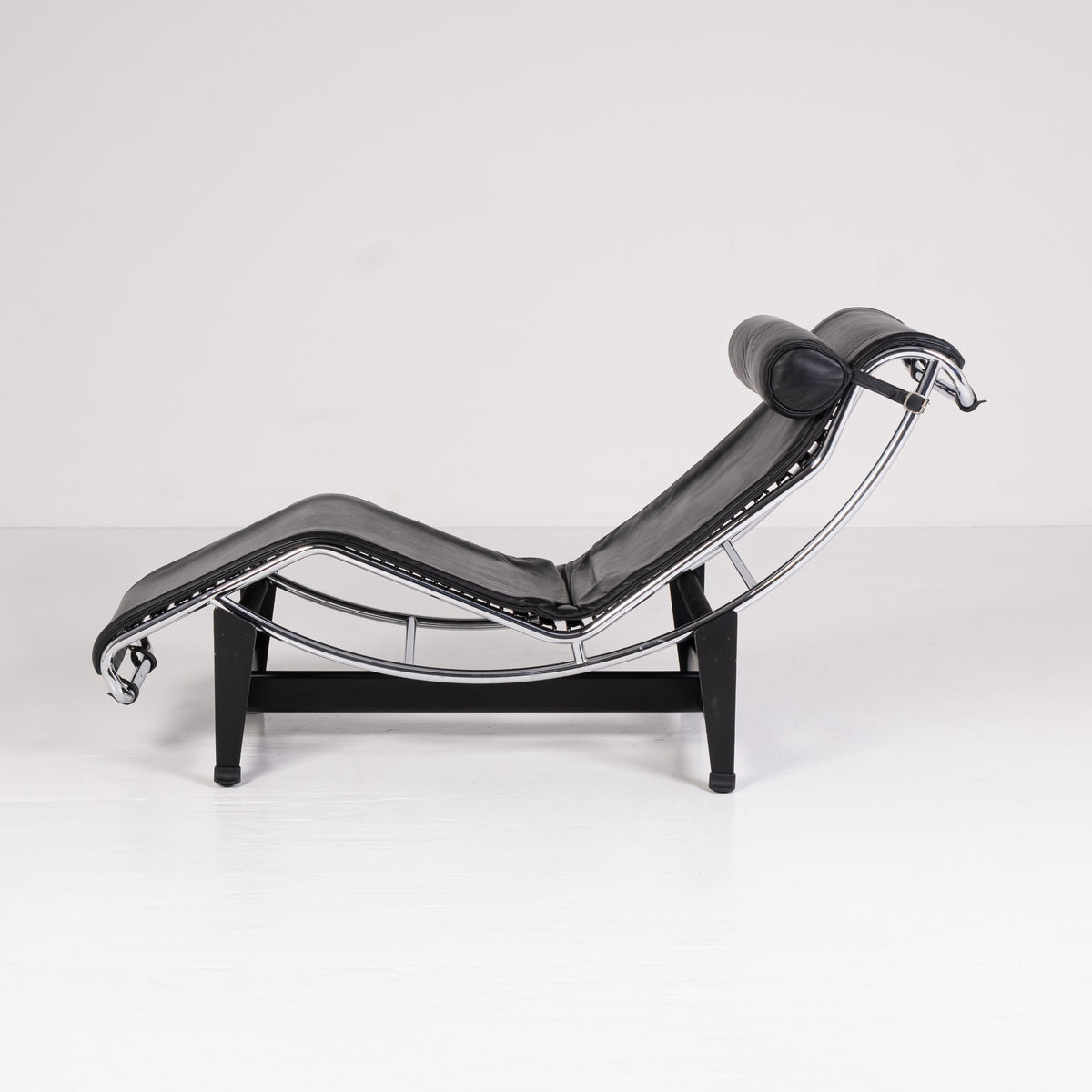 Cassina LC4 in Black Leather by Cassina, view 1 of 5, vintage, Assembly Vintage Dubai