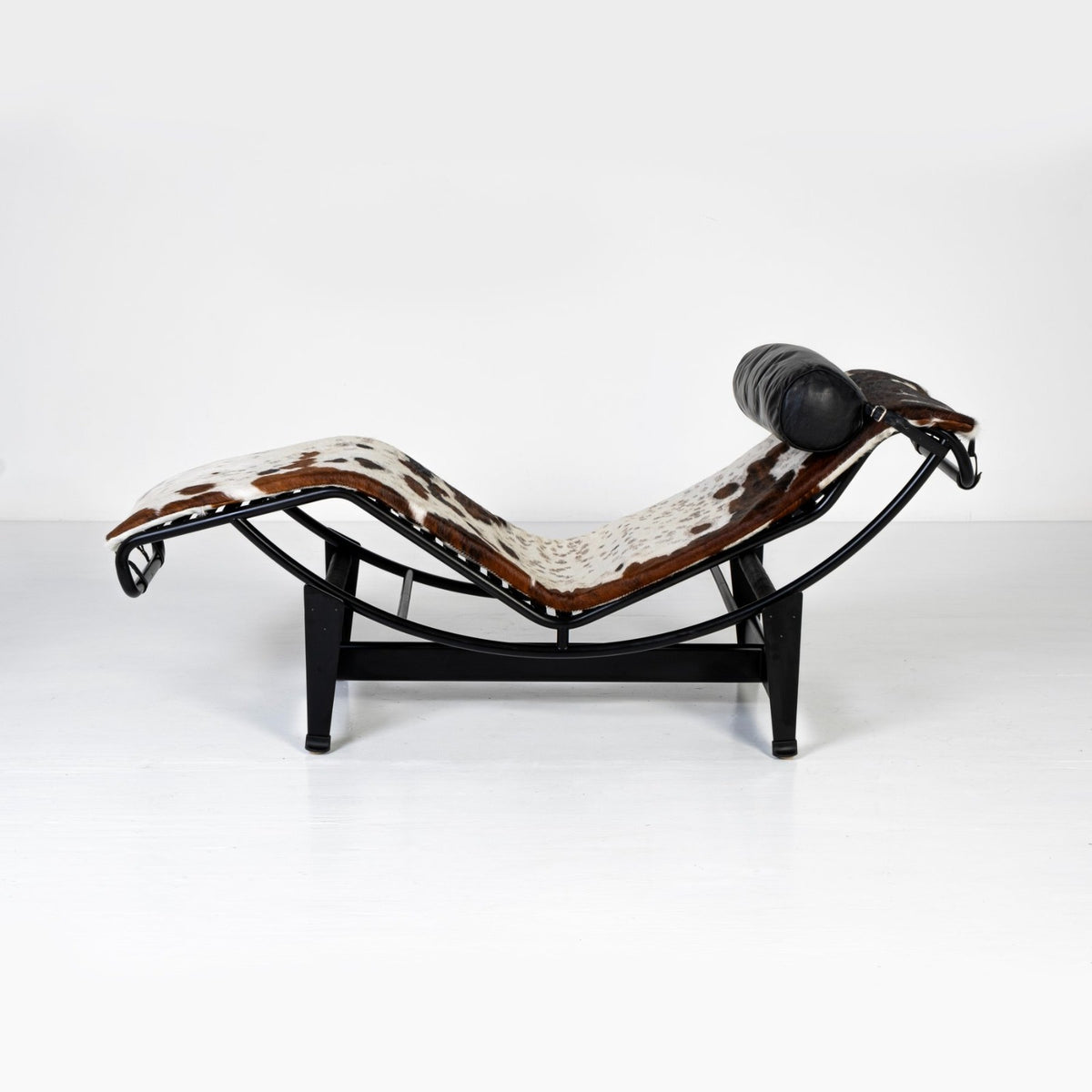 Cassina LC4 in cavallino 2, view 2 of 4, vintage, Assembly Vintage Dubai