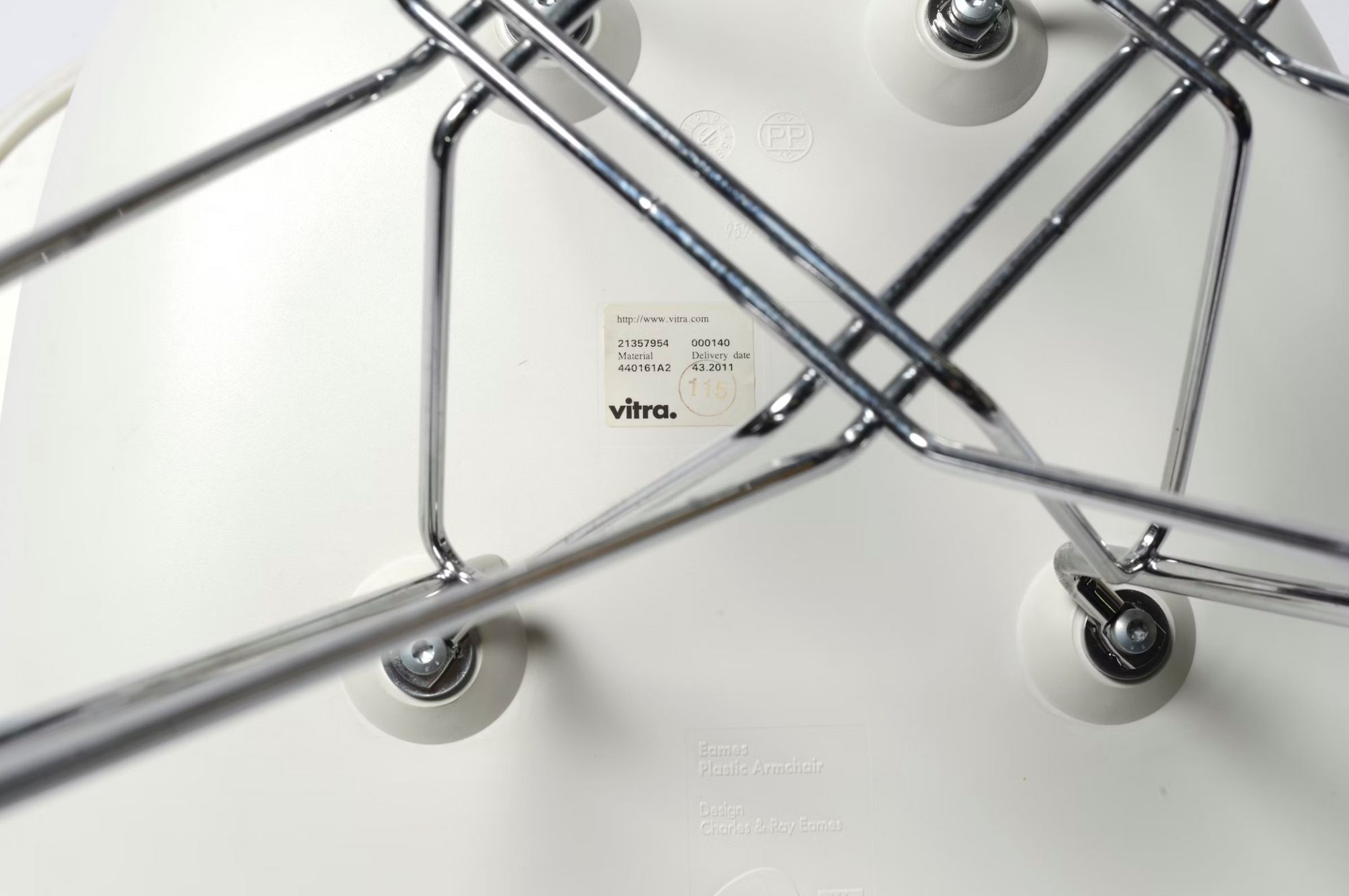 Eames Plastic Armchair DAR