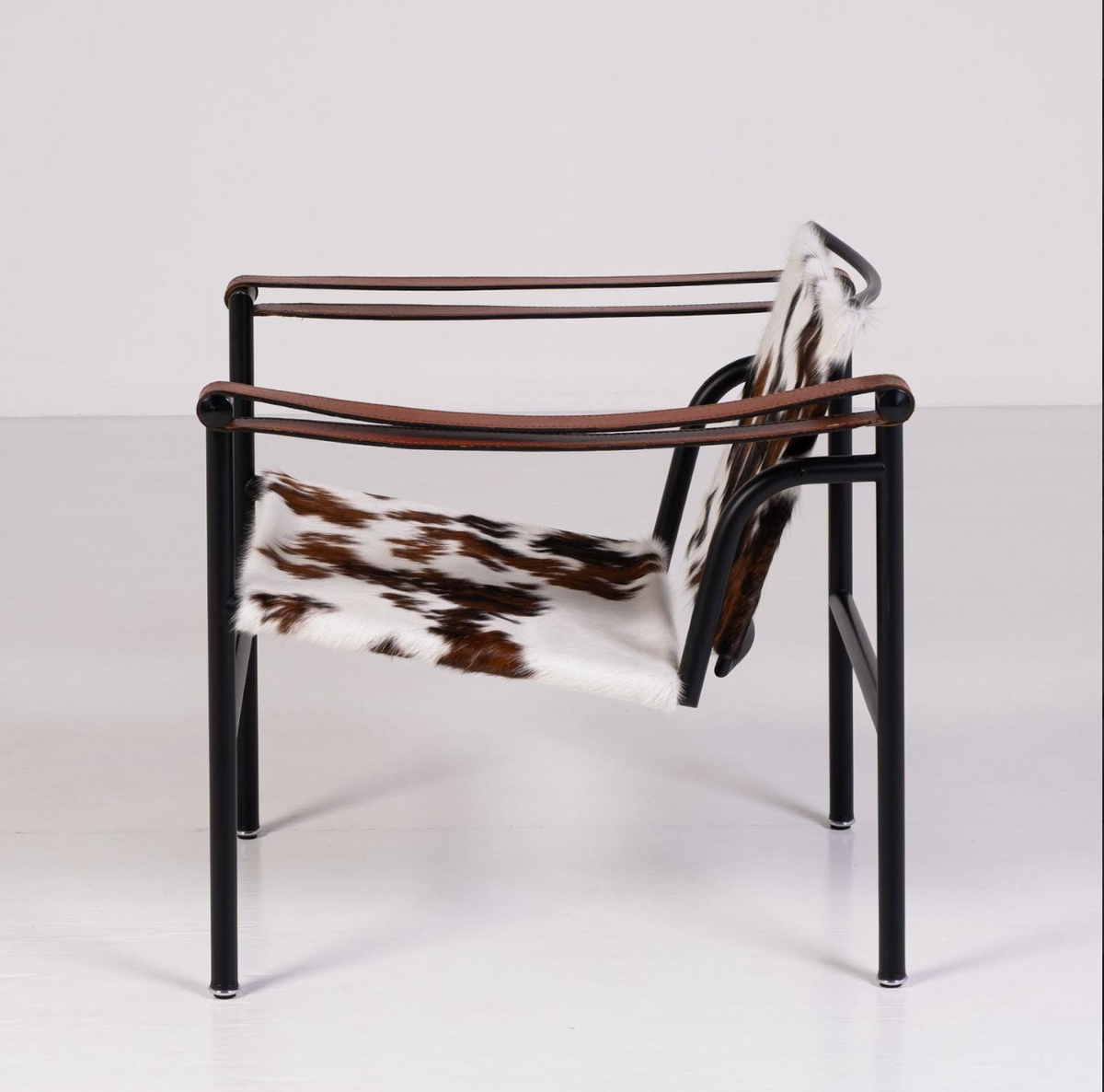 Cassina LC1 Cowhide brown leather by Cassina, view 2 of 5, vintage, Assembly Vintage Dubai