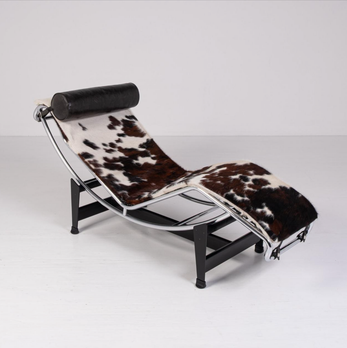 Cassina LC4 in cavallino 1, view 2 of 7, vintage, Assembly Vintage Dubai