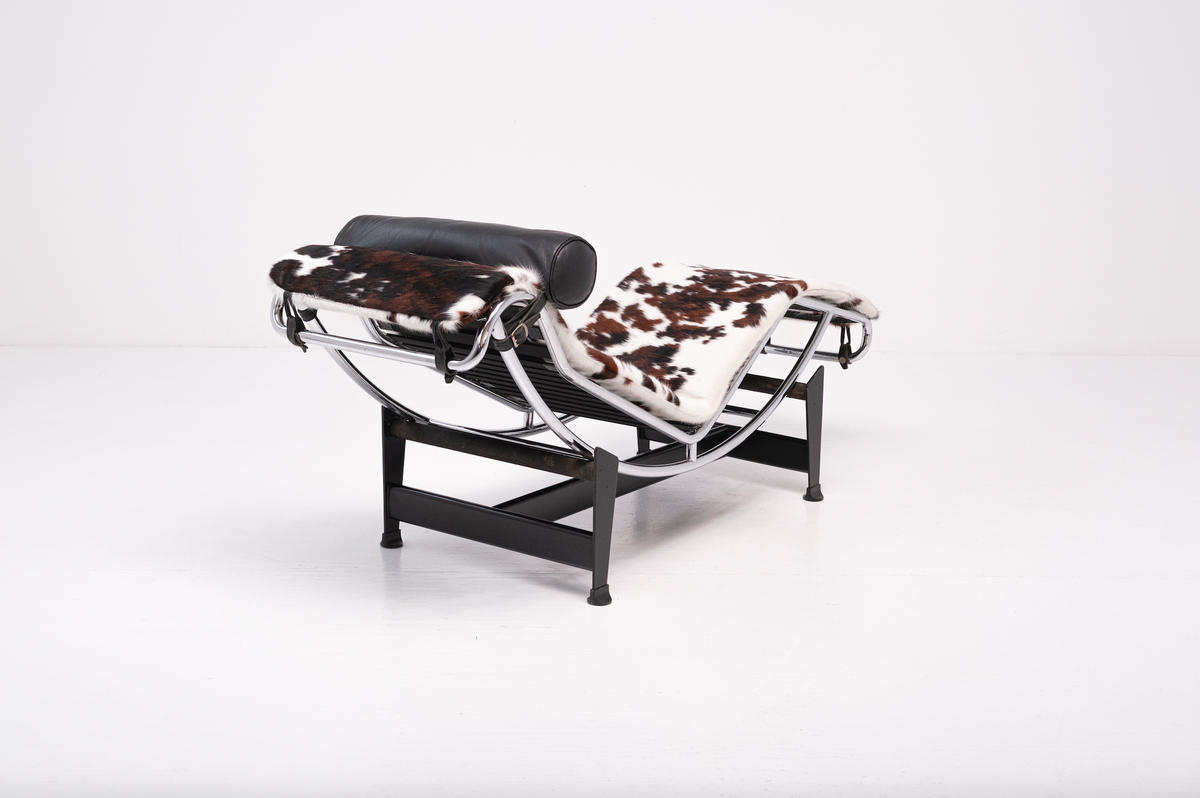 Cassina LC4 in Cavallino 4